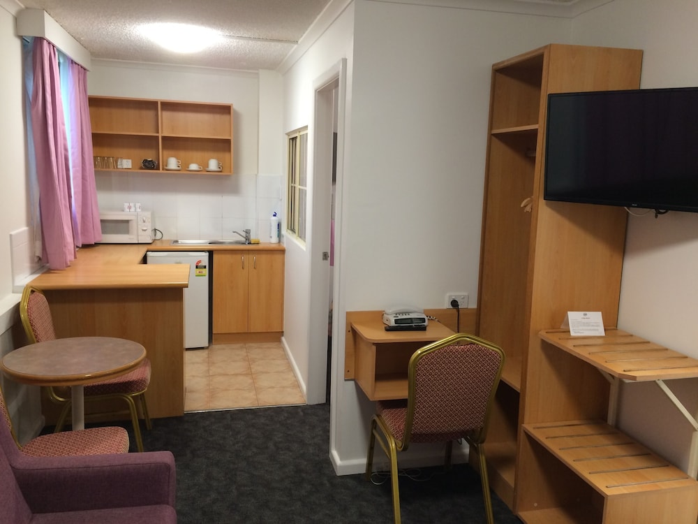 Edgecliff Lodge Motel 52/67