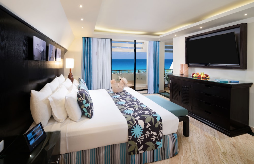 Pyramid at Grand Oasis All Inclusive 55/68
