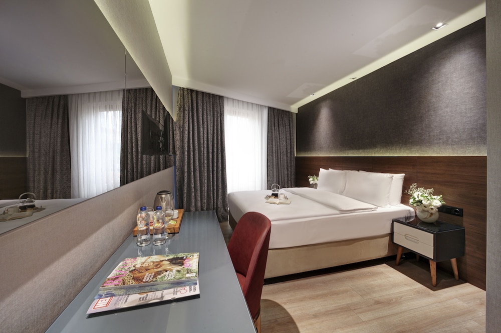 Dora Pera Hotel 11/63
