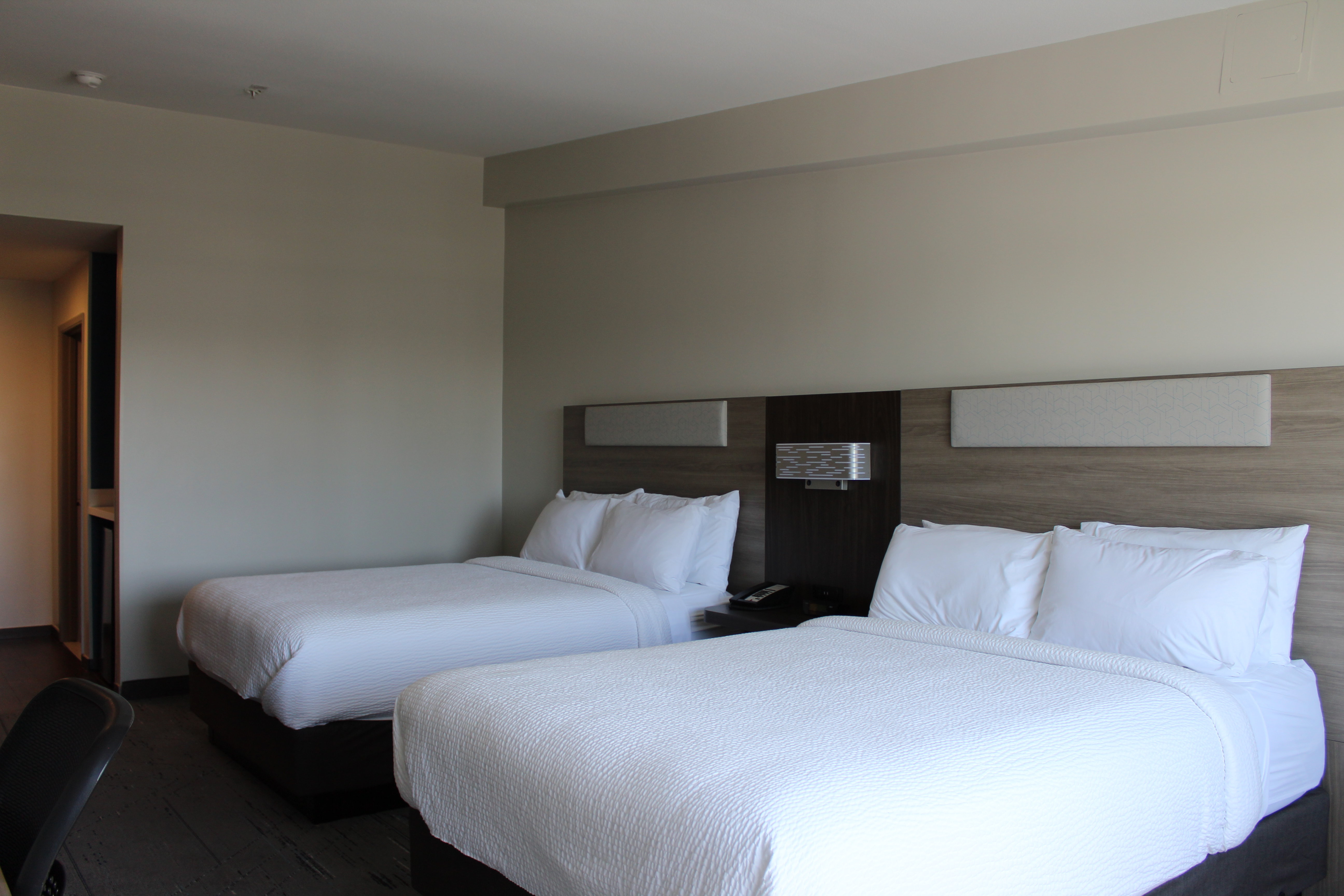 Holiday Inn Express Bakersfield 8/33