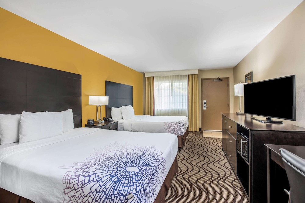 STANDARD, 2 QUEEN BEDS