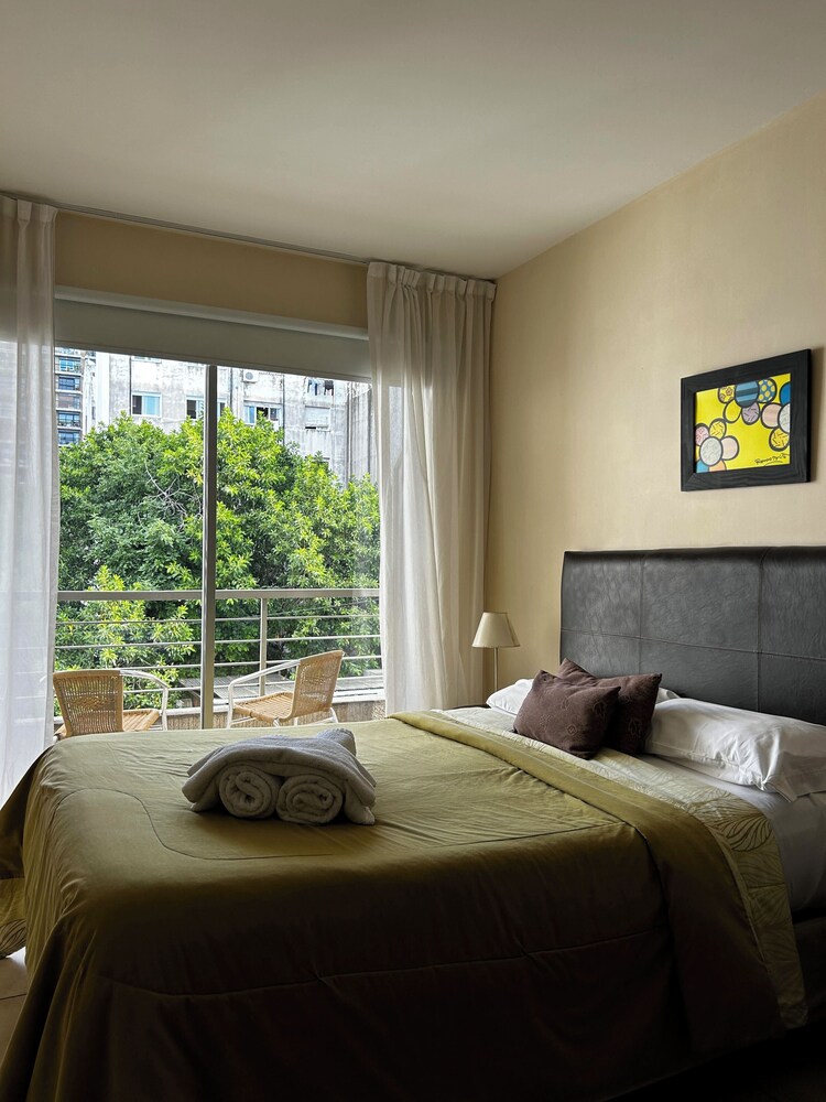 STUDIO, QUEEN BED