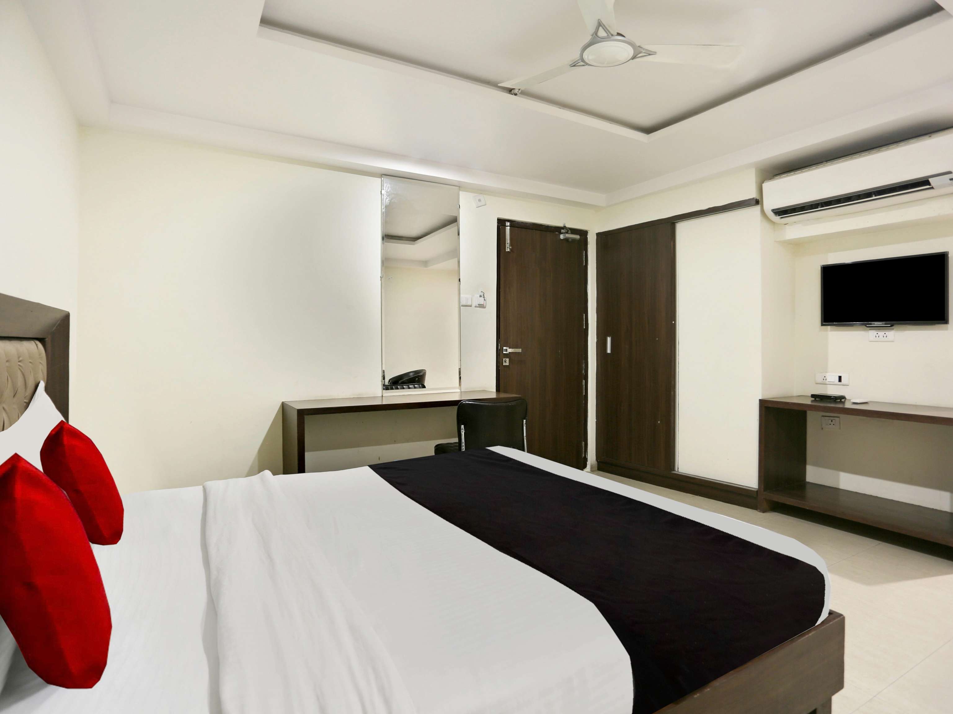 OYO 9003 Deccan Inn 18/42