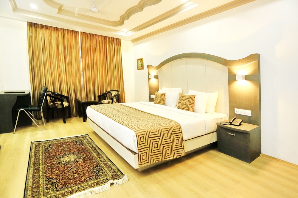 Crown Plaza Residency 19/35