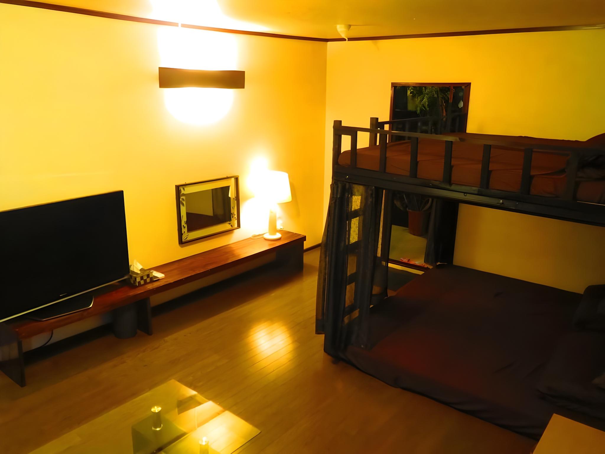 ROOM, TRIPLE, SHARED BATHROOM