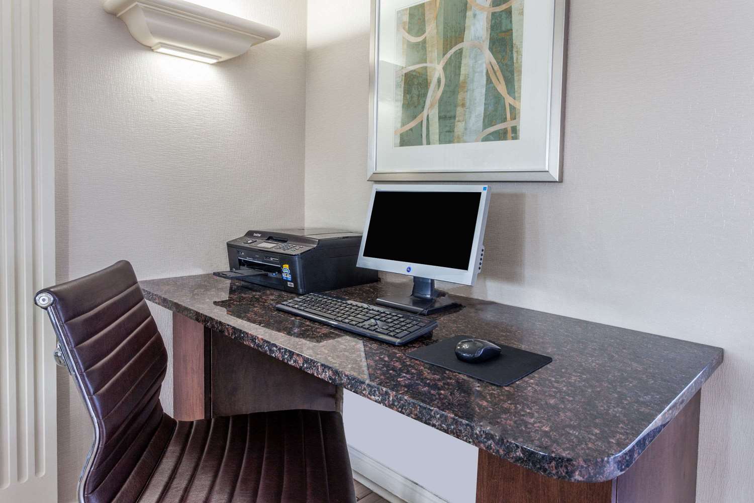 Days Inn & Suites By Wyndham Roseville/Detroit Area 11/15