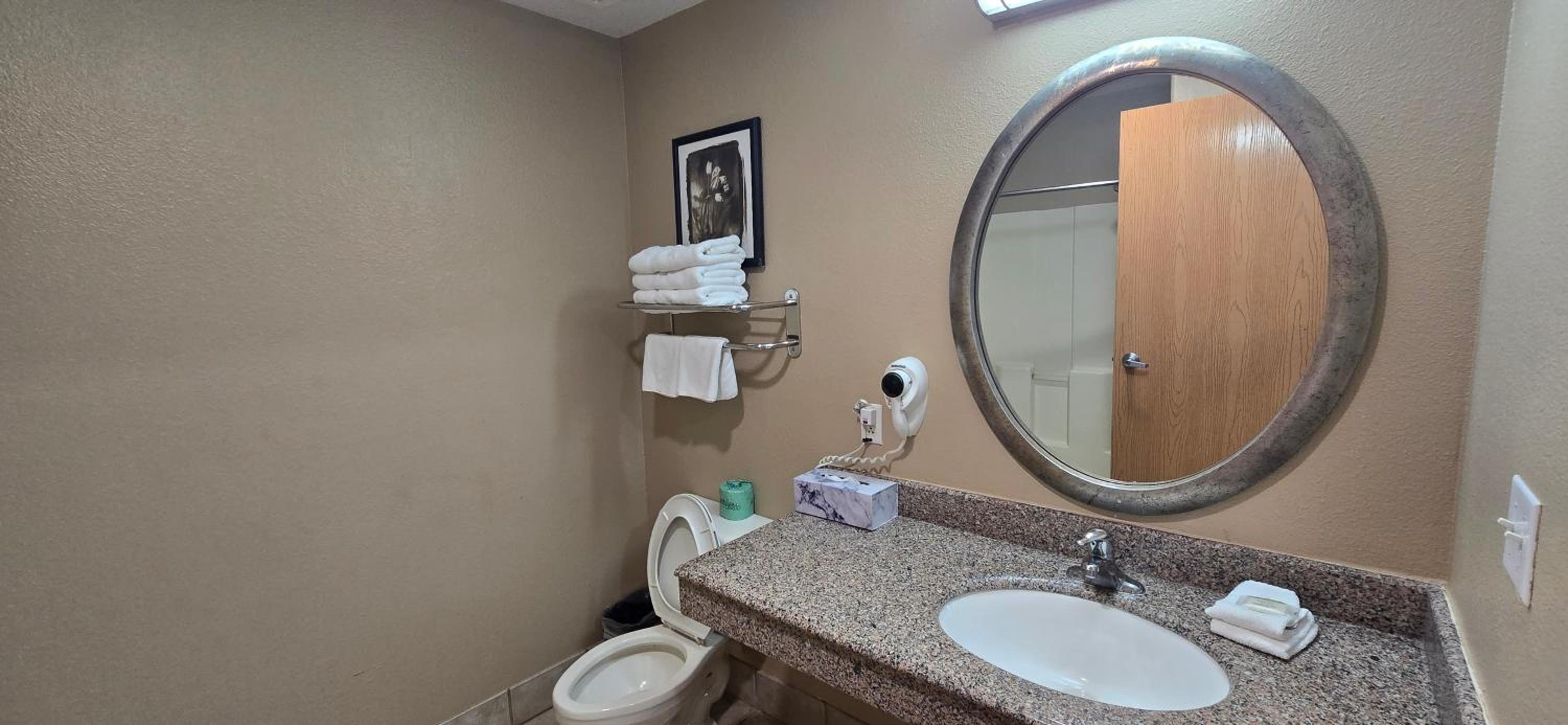 غرفة بسرير كينج بحوض استحمام لذوي الإعاقة، Super 8 by Wyndham New Braunfels I-35 6/6
