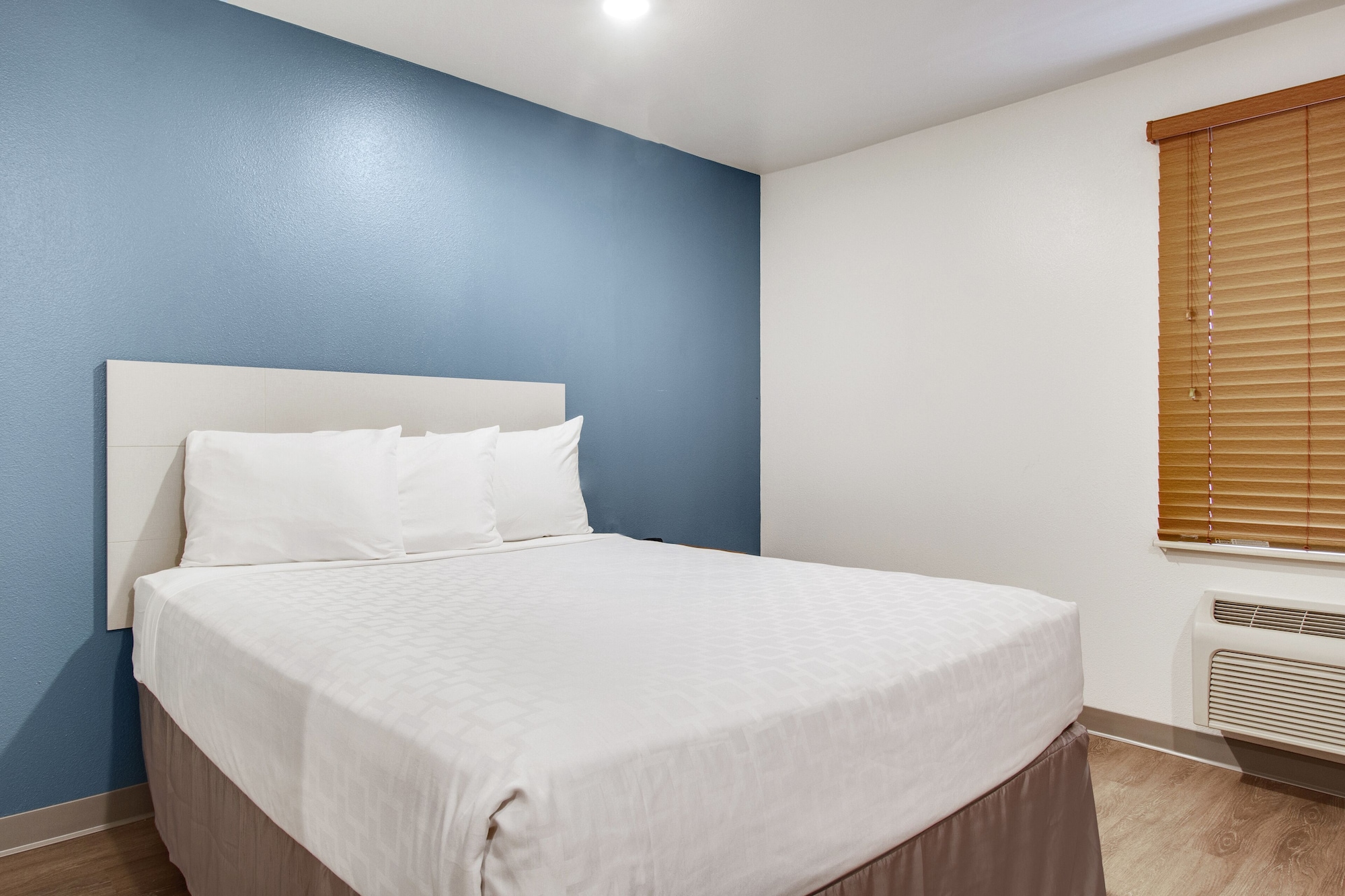 SUITE, QUEEN BED
