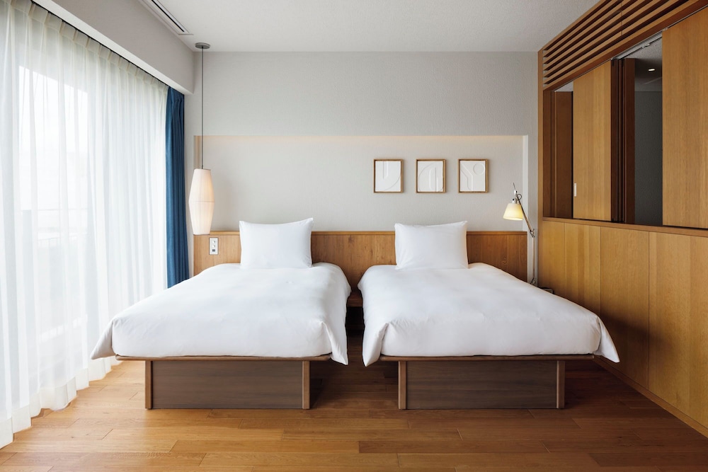 Club Balcony Twin High Floor with Lounge Access and Free Minibar