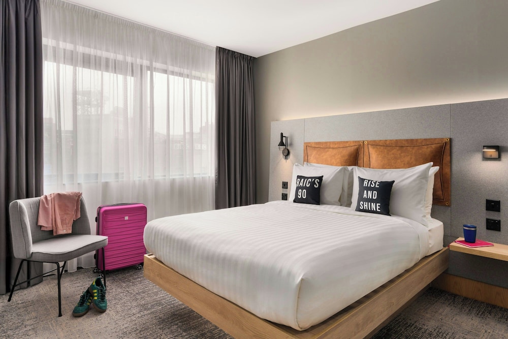 Moxy, Queen Bed