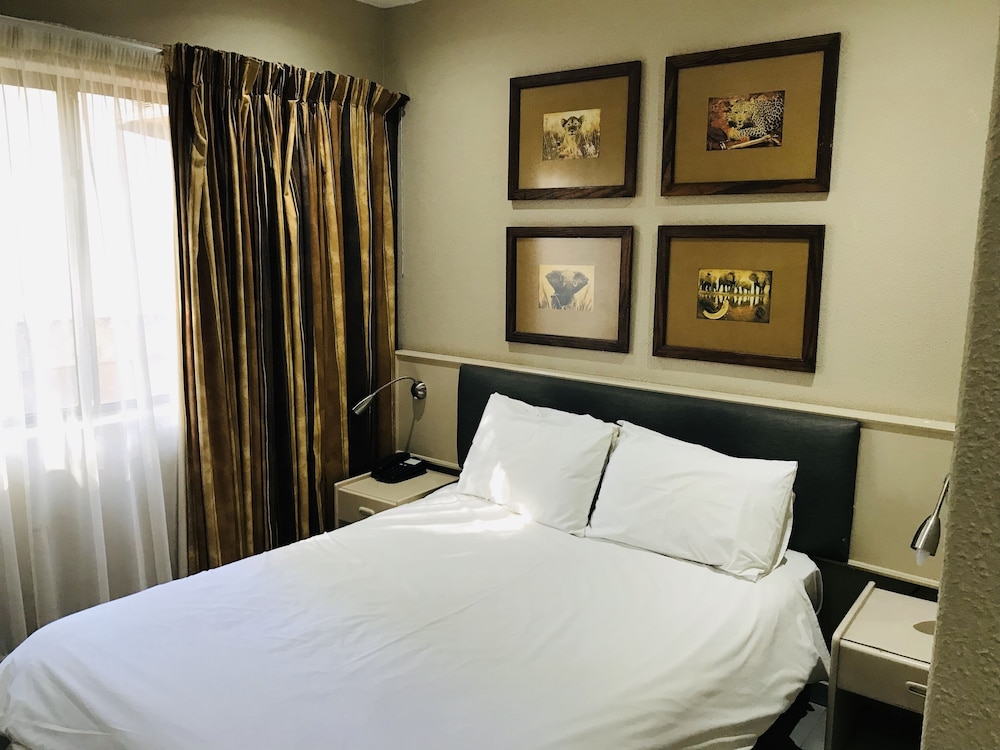 Elephant Springs Hotel &amp; Cabanas 40/80