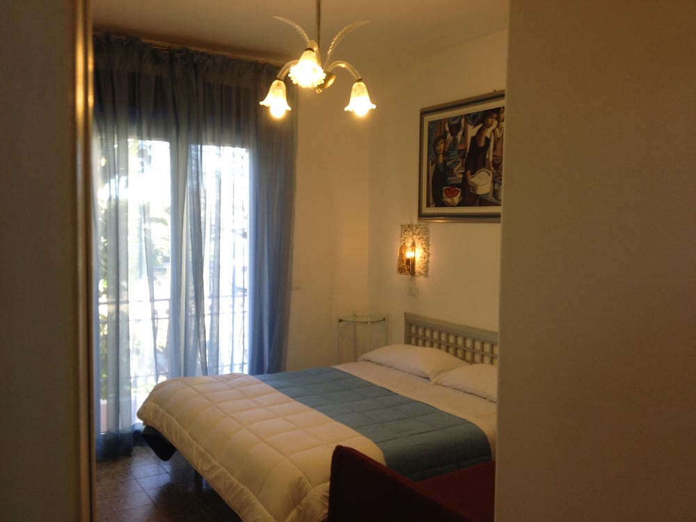 Derby Hotel 12/50