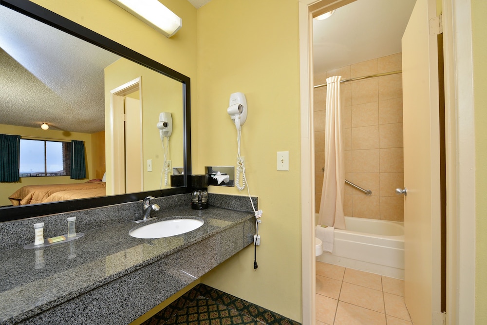Super 8 by Wyndham Universal City 24/55