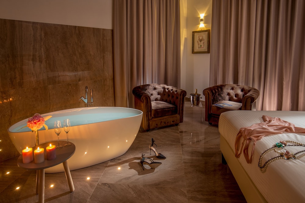 GCF Luxury Suites Guest House 48/70