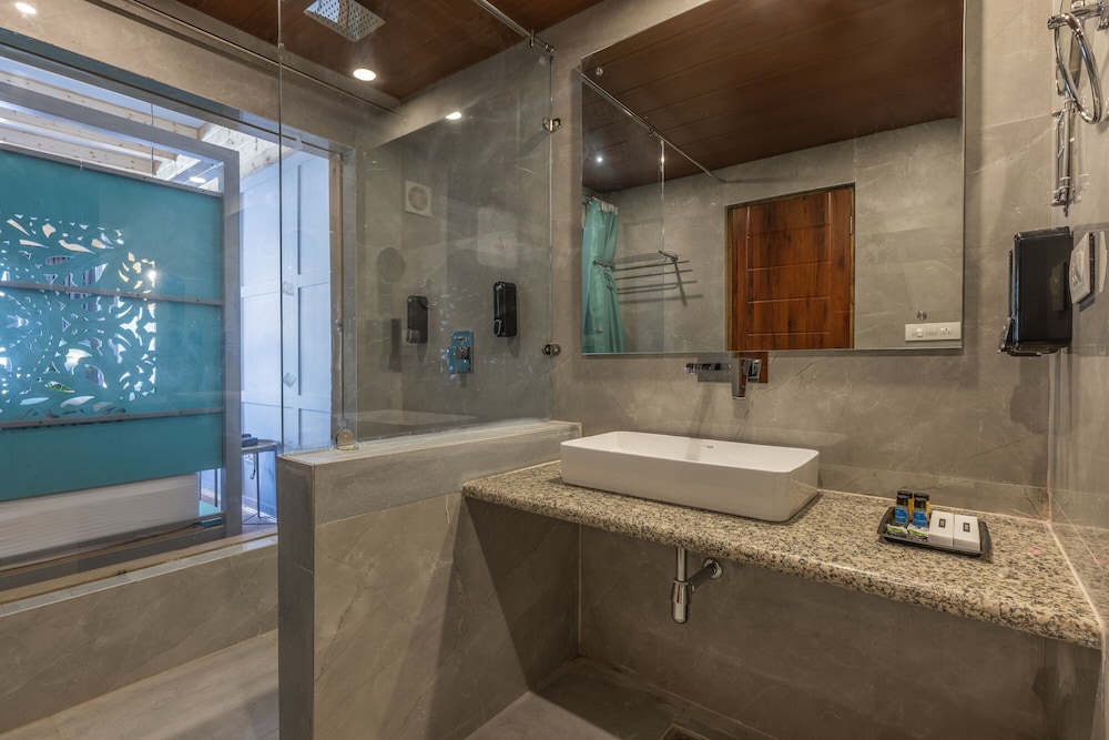 غرفة فاخرة بسرير كينج بإطلالة على الجبل بشرفة، Echor Himalayan Heights Luxe Manali 8/8