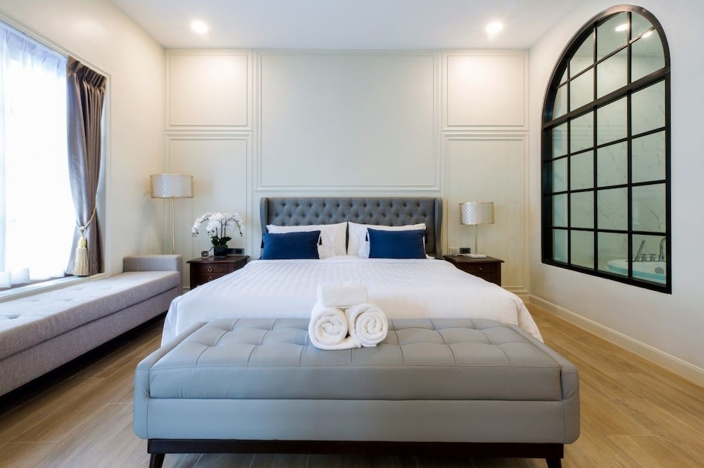 Villa Seville 8/50