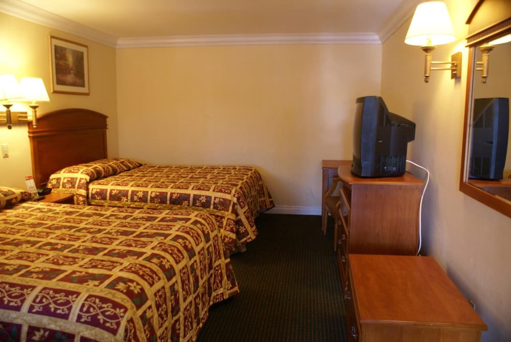 Colony Inn Buena Park 15/64