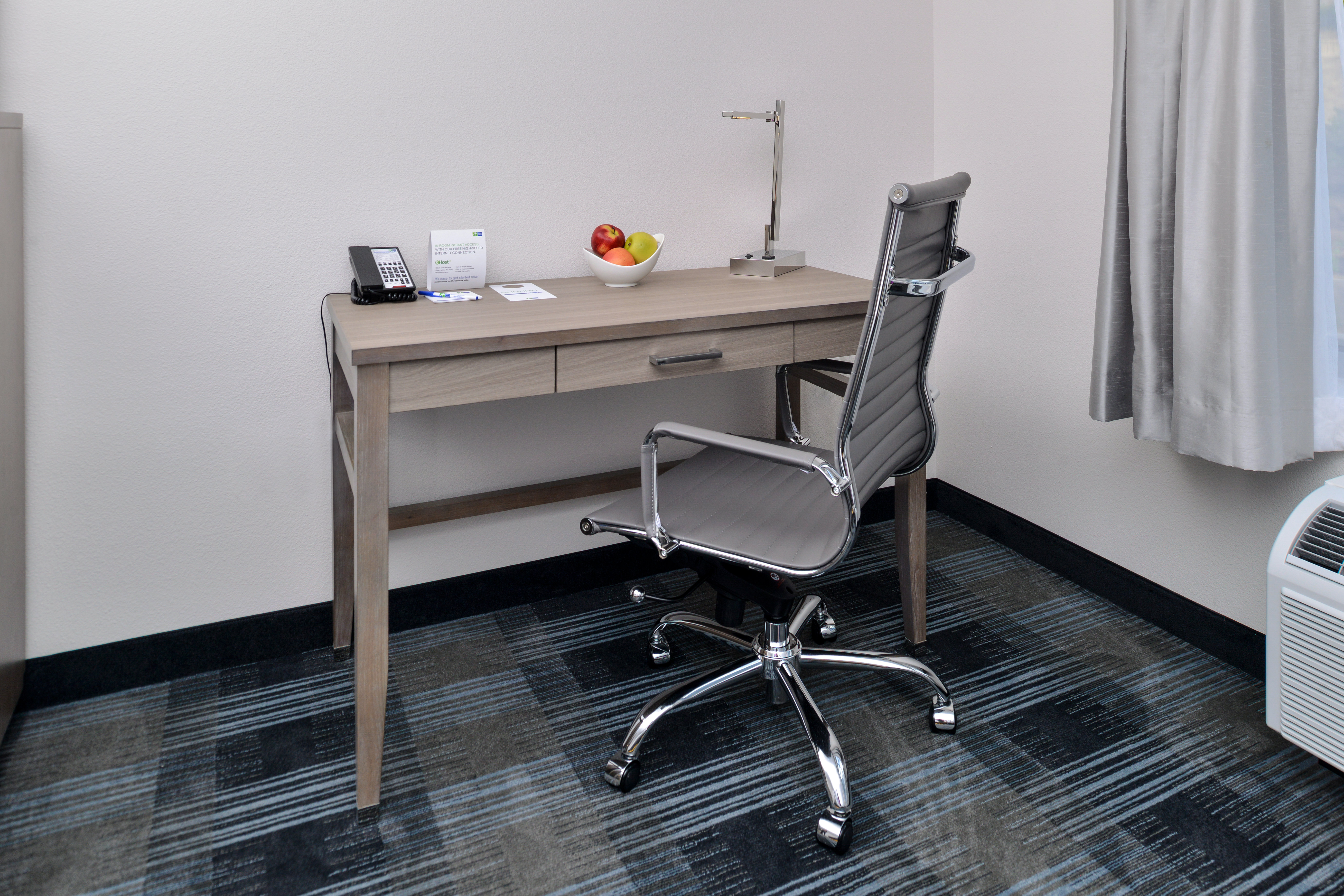Holiday Inn Express & Suites San Diego - Mission Valley 53/61