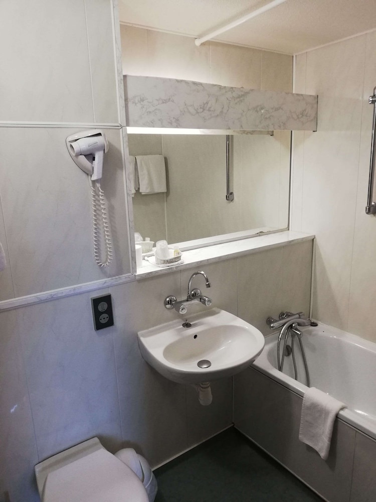 Brit Hotel Fumel Vallee Du Lot 50/50