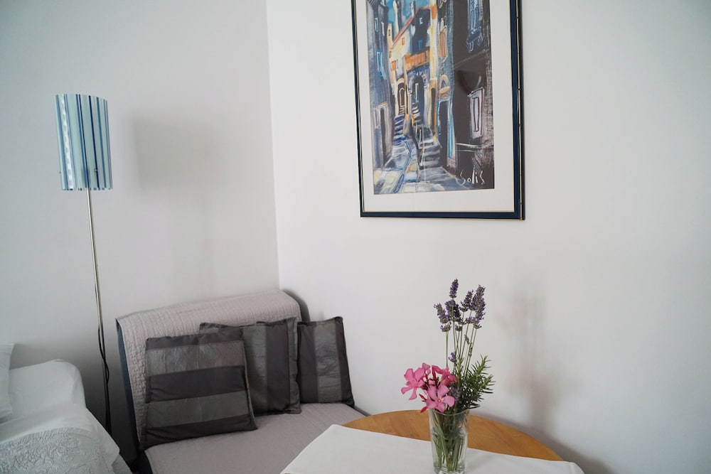 APARTMENTS AND ROOMS DEGRA 25/49