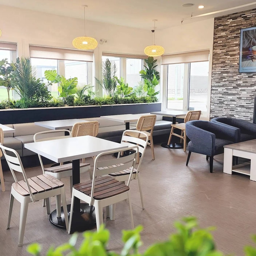 Home Inn and Suites Regina Airport 56/68