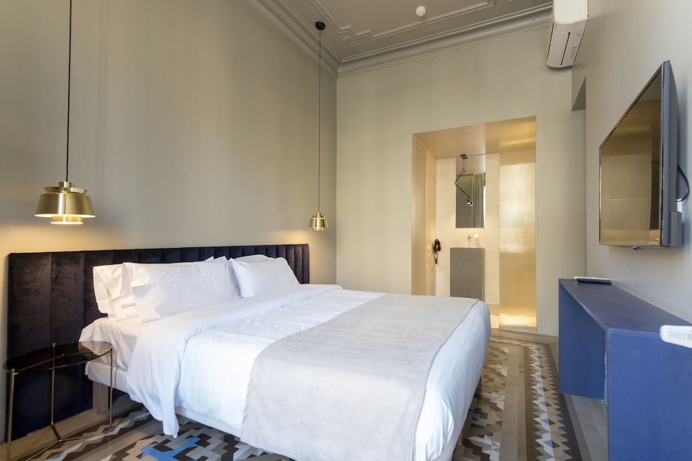 DESIGN, QUEEN BED, CITY VIEW