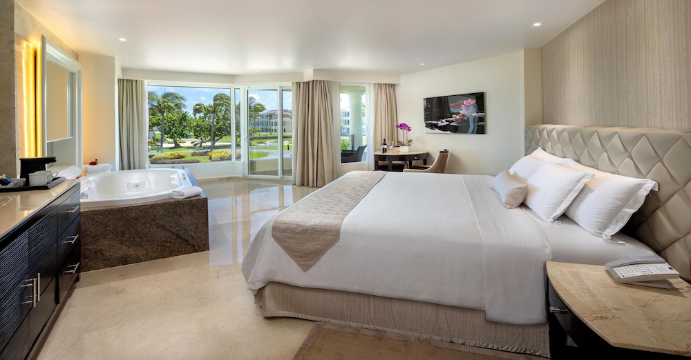 SUPERIOR, DELUXE, GARDEN VIEW