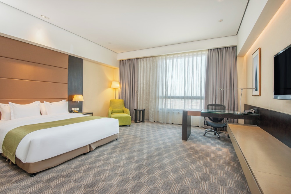 غرفة بريميوم بسرير كينج مع دخول صالة النادي في طابق مرتفع للمدخنين، Holiday Inn Nantong Oasis International 2/7