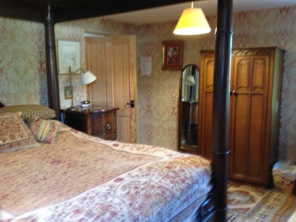 Four Poster, Comfort, Queen Bed، Chalk And Cheese 3/4