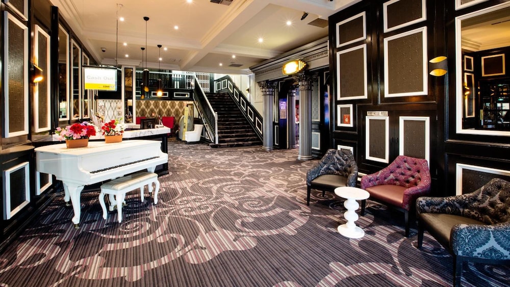 Nightcap at Skyways Hotel 17/31