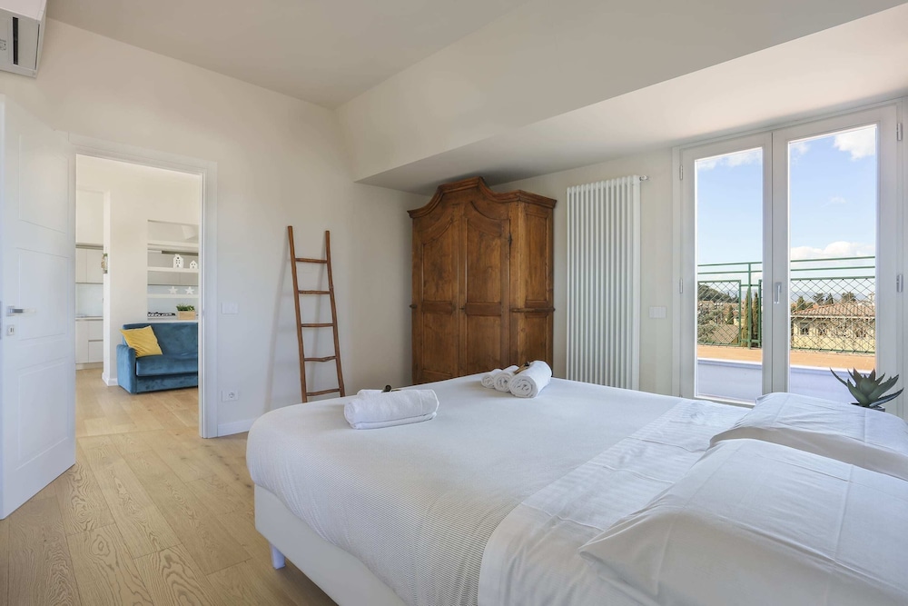 Penthouse With big Terrace in Oltrarno-hosted by Sweetstay 4/25