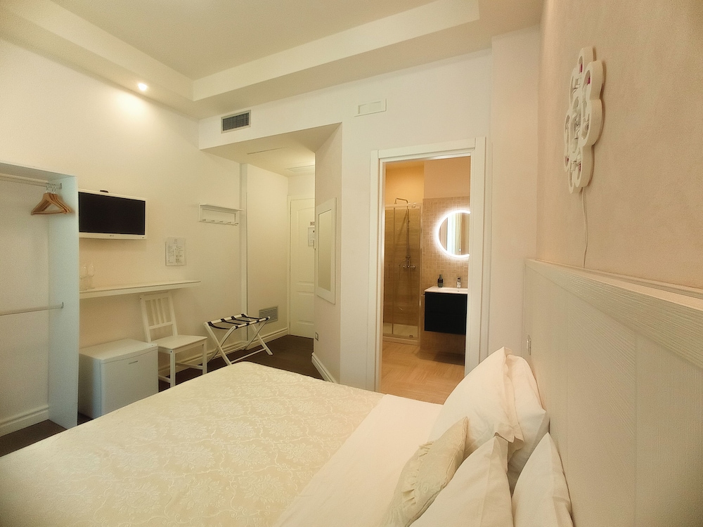 TOWER, DELUXE, DOUBLE BED, POOL VIEW