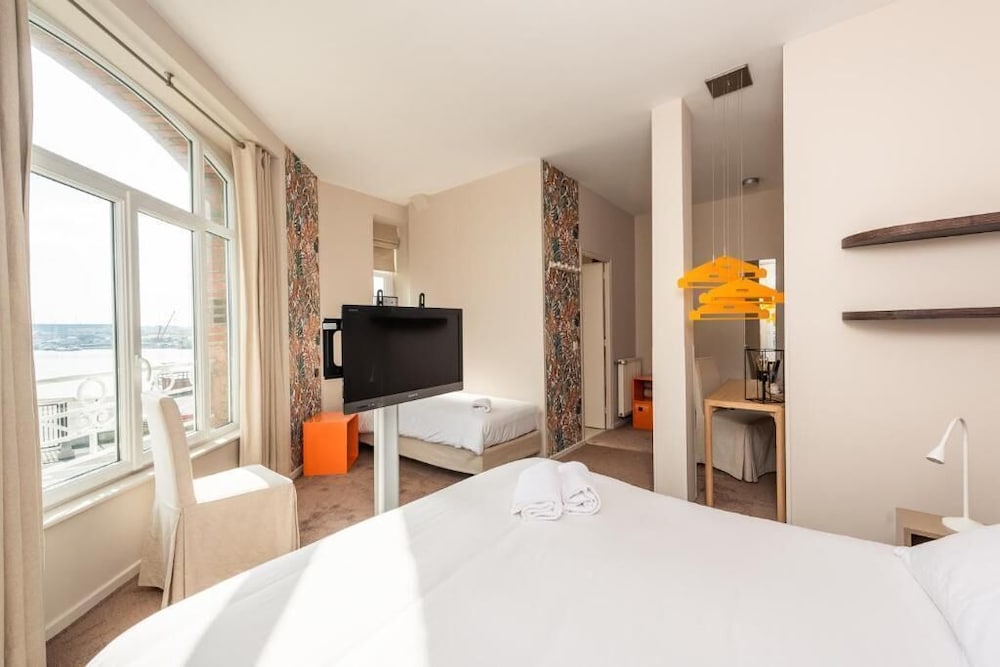 ROOM, TRIPLE