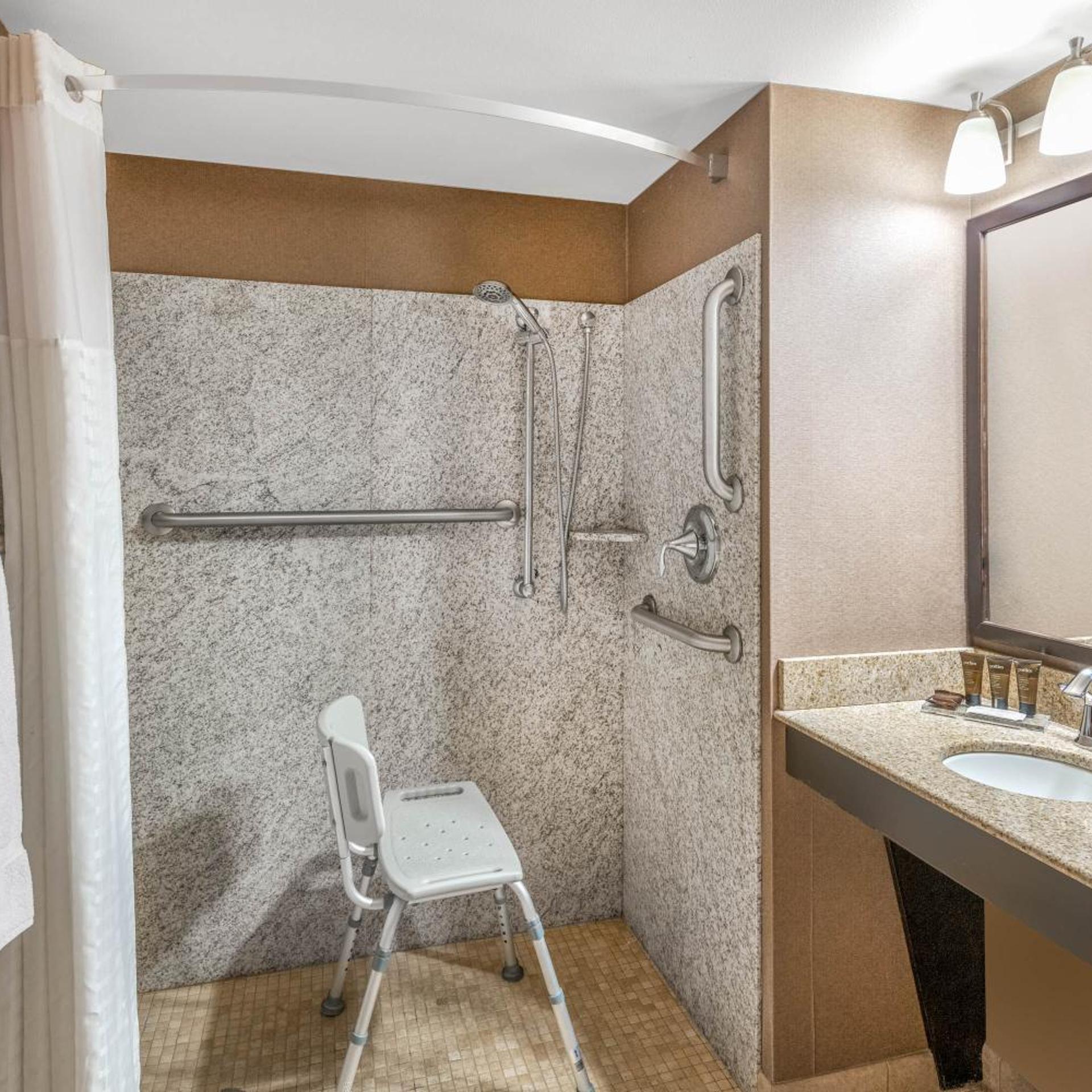 غرفة بسرير كينج بحوض استحمام لذوي الإعاقة، Wingate By Wyndham St George 10/10
