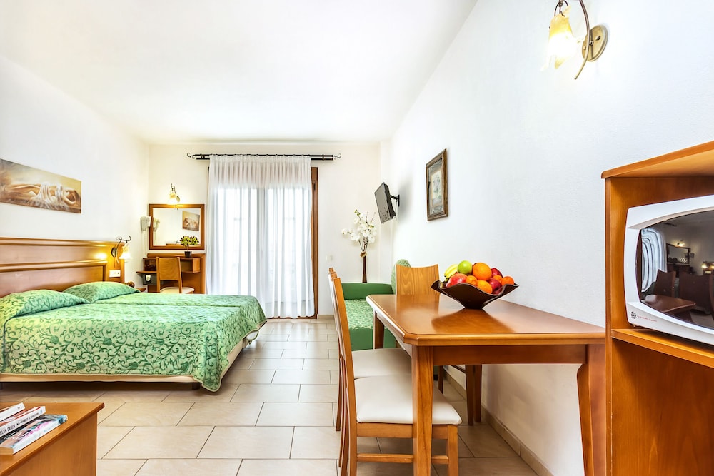 Nereides Hotel 33/49