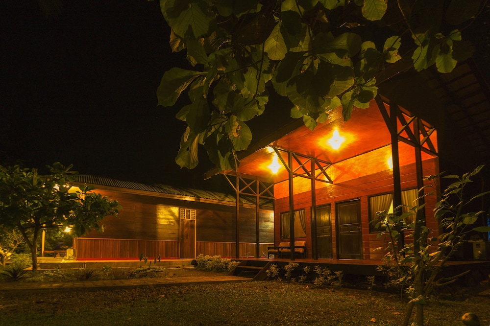 Waisai Beach Hotel 3/8