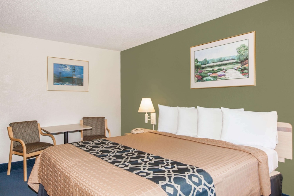 Travelodge By Wyndham Los Banos CA 18/26