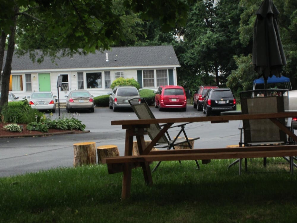 Founder's Brook Motel & Suites 3/48