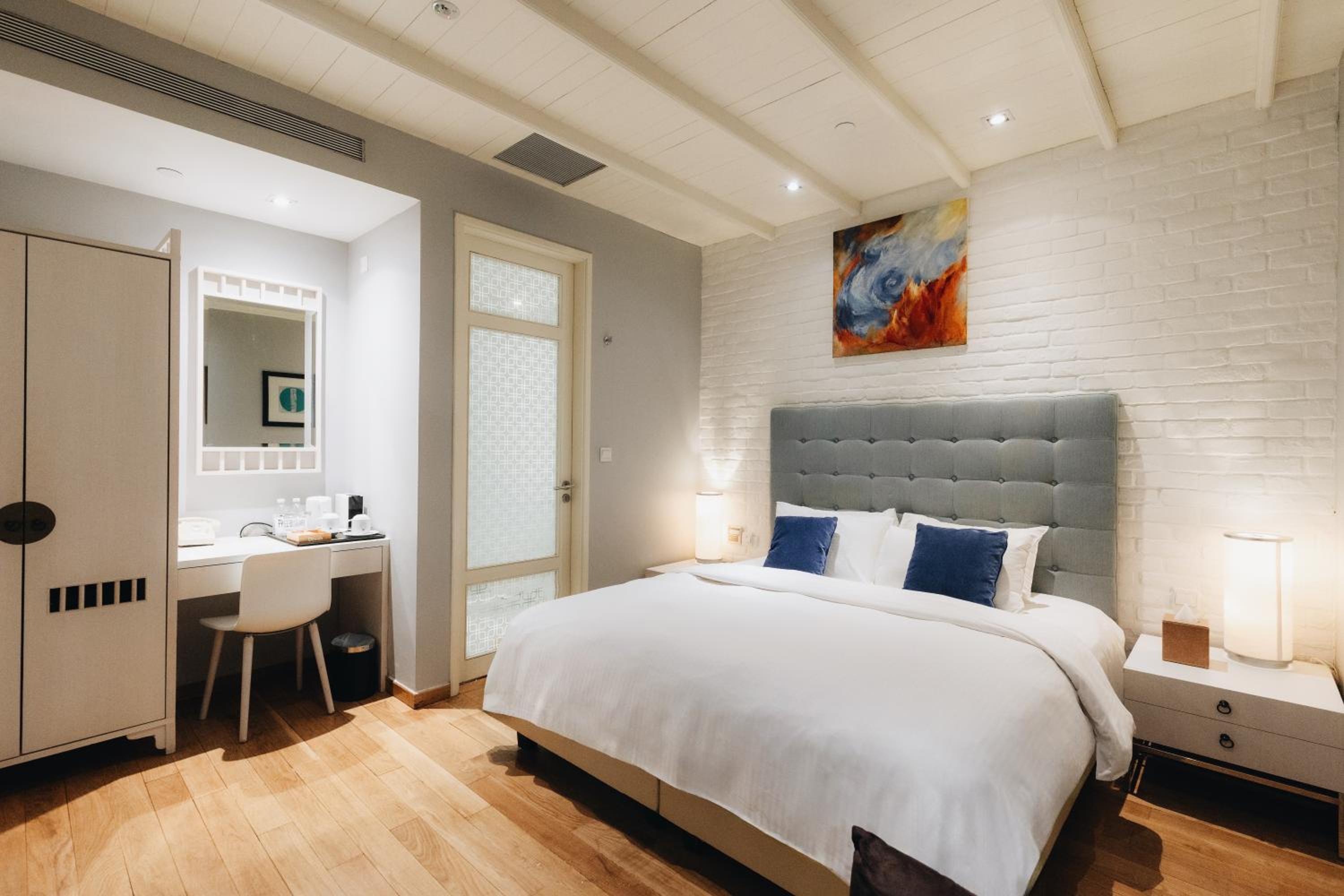 Room, King Bed, No Window