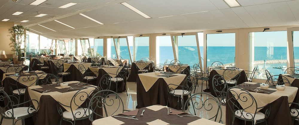 Hotel Borgo Marina 24/50