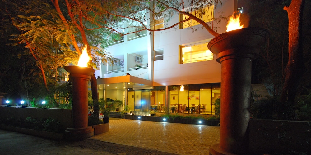 Phoenix Hotel 4/50
