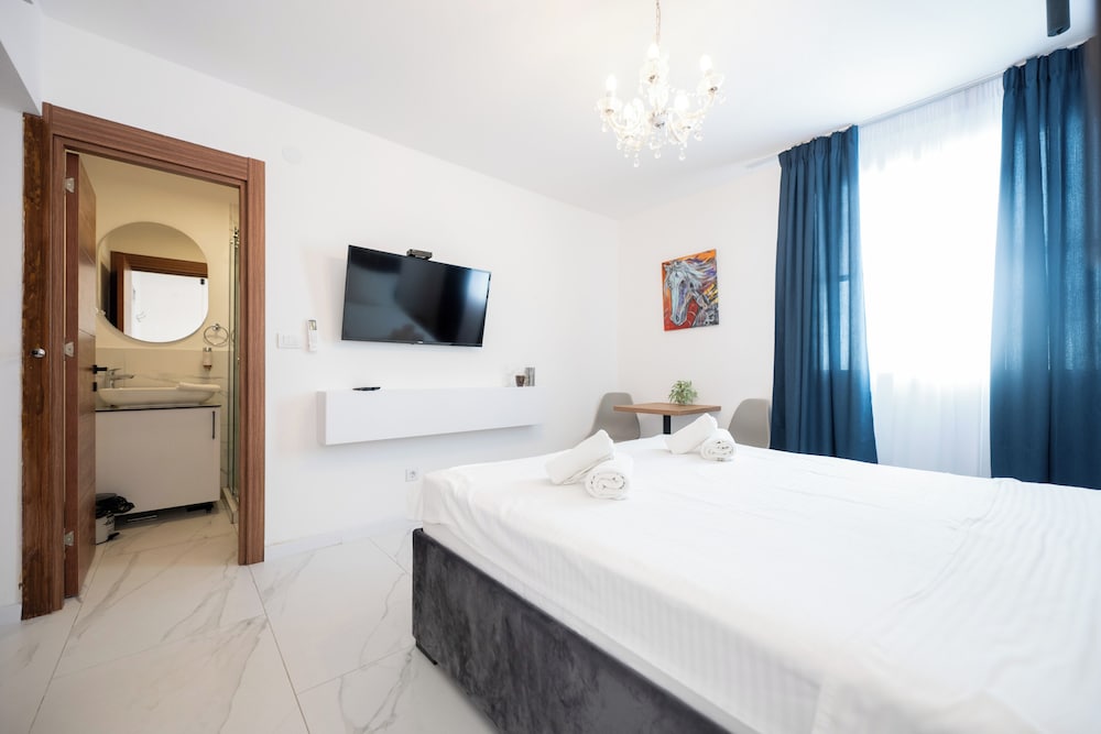 Kings Palace Suites 12/50