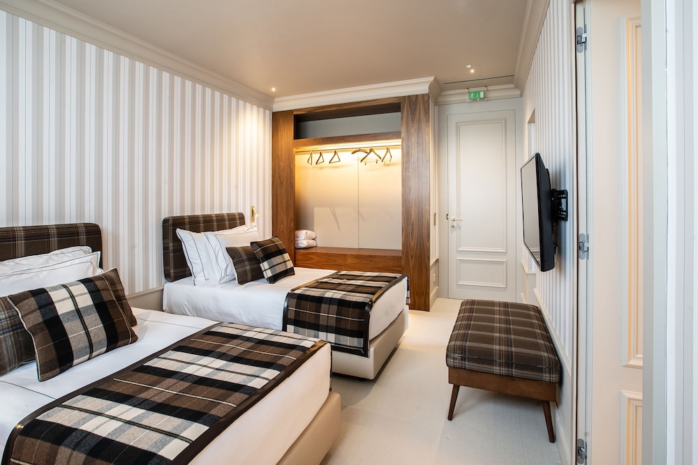 Petite, Twin Beds