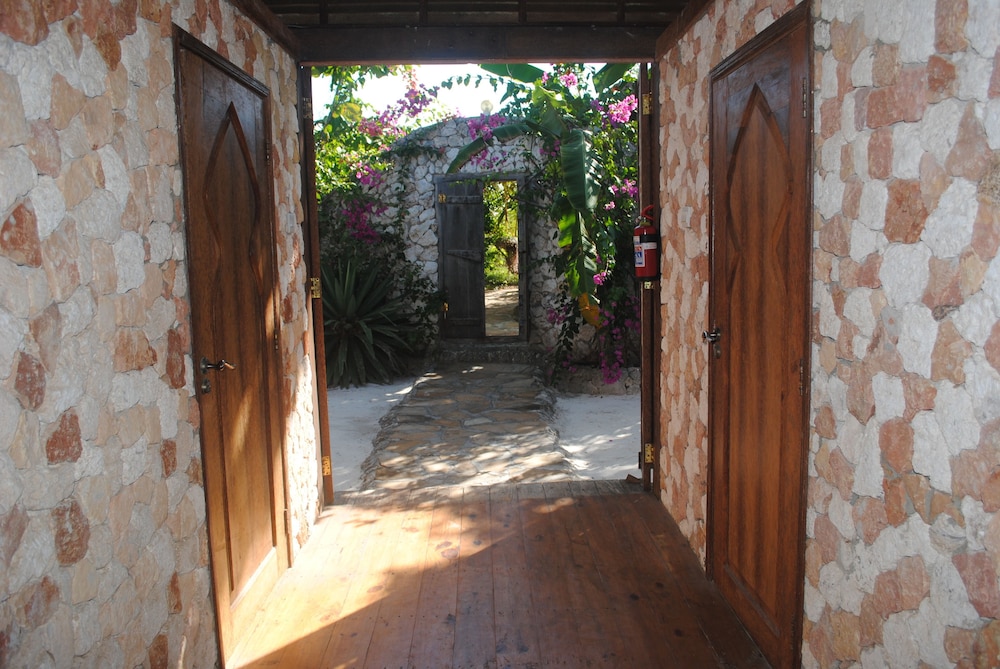 Seasons Lodge Zanzibar 68/74