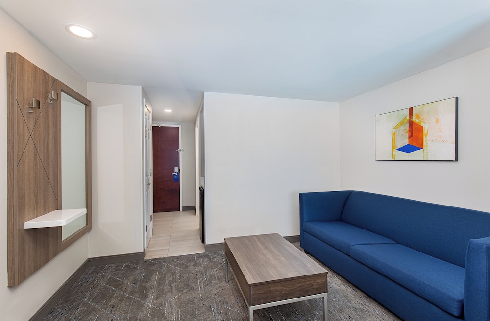 Holiday Inn Express Hotel and Suites Columbus At Northlake 36/57