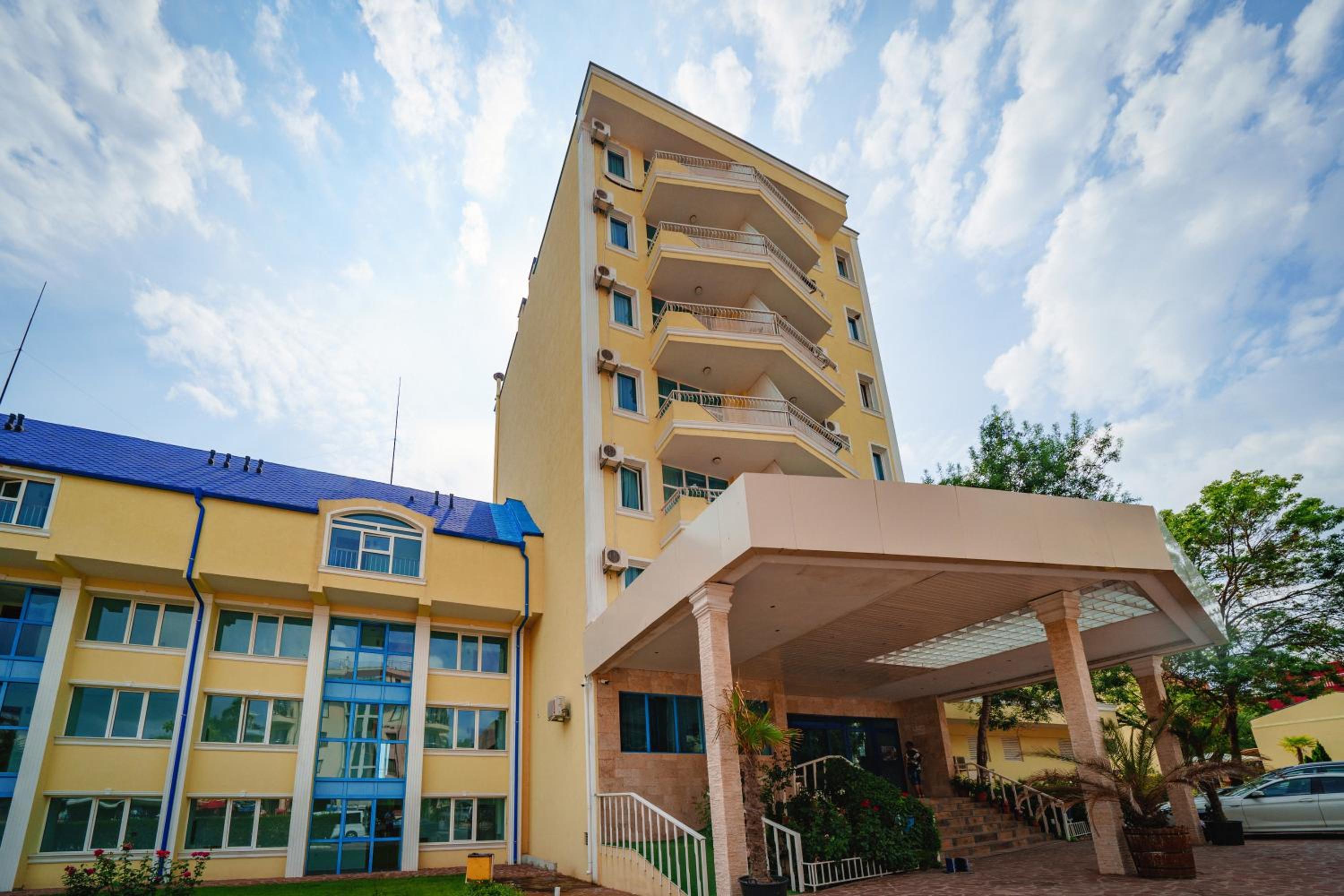 Perla Beach Hotel III 4/50