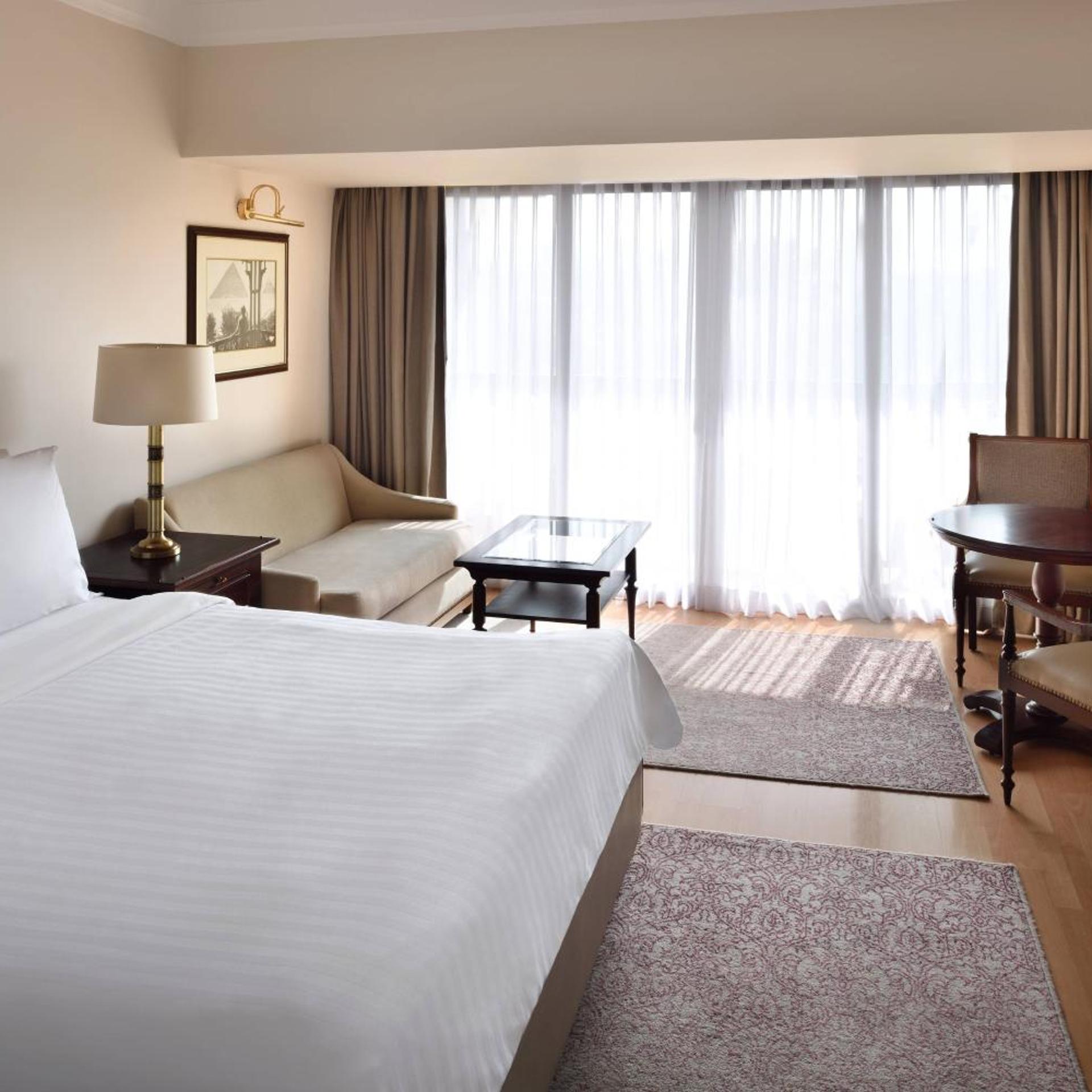Guest Room, Executive, King Bed, Partial Pyramids View, Executive Lounge Access