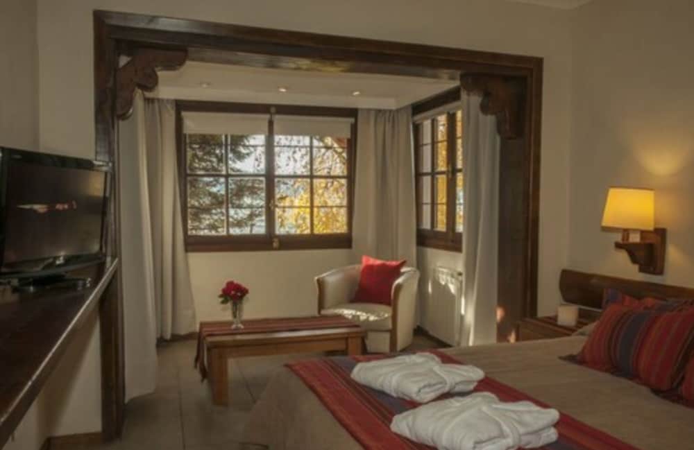 PAILAHUE LODGE & CABANAS 52/80