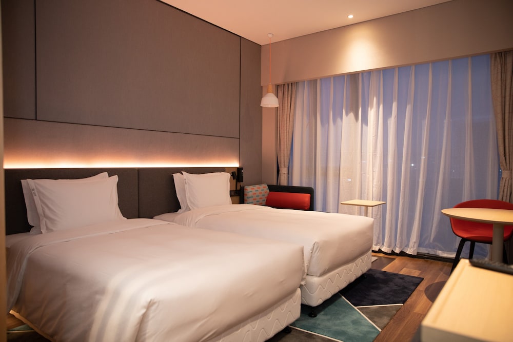 Holiday Inn Express Shenzhen Longhua 17/77