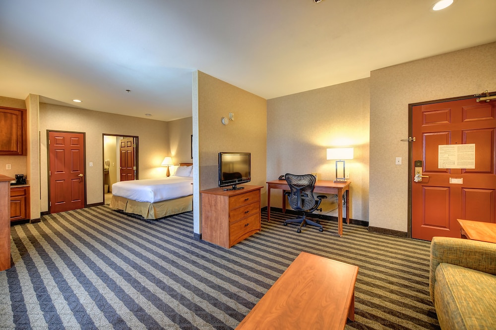 Holiday Inn Express Hotel and Suites Manteca City Center 36/76